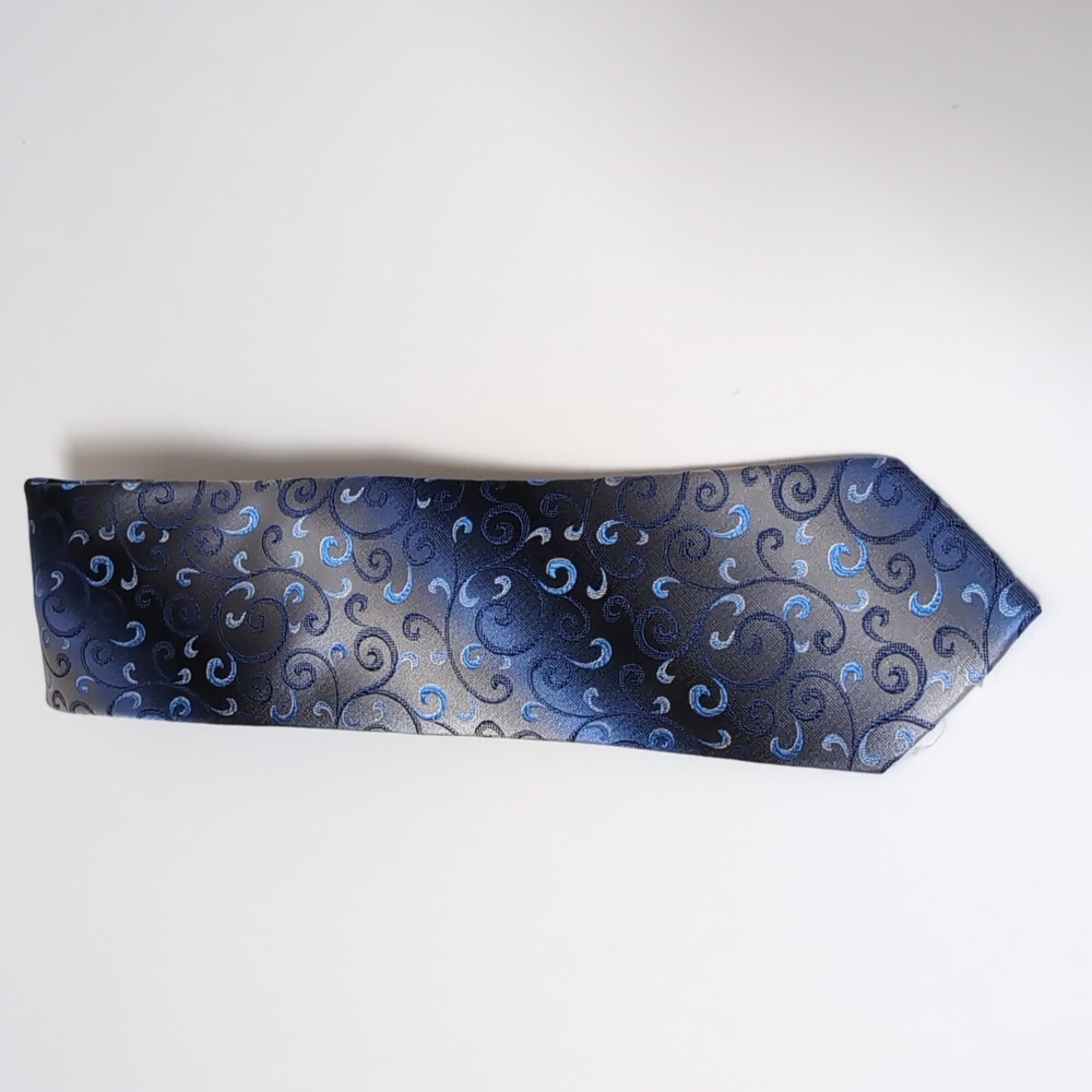 Van Heusen Mens Silk Necktie. Blue/Gray Ombre. Career. Dressy